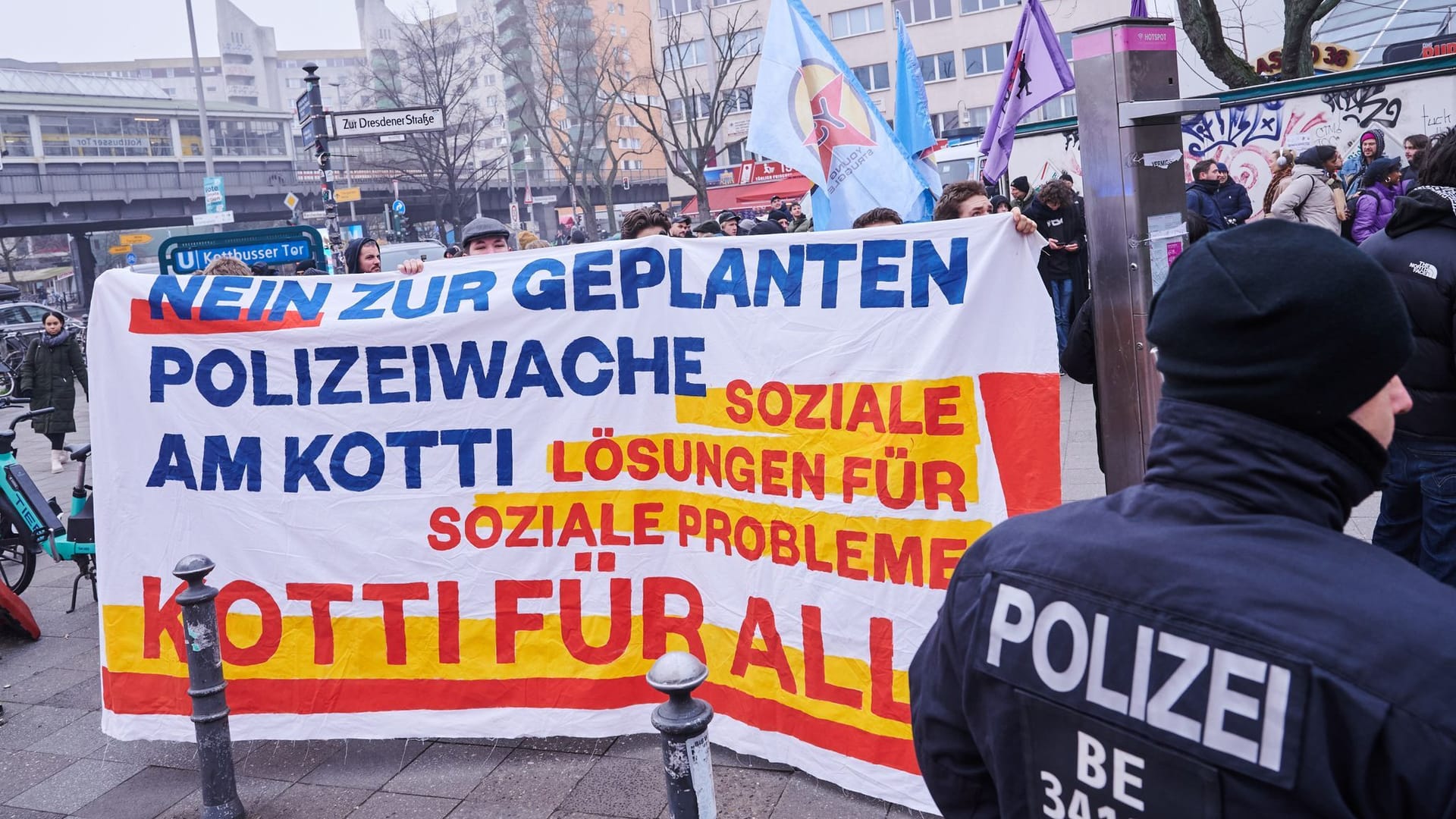Demo am Mittwoch: Die neue Wache am Kottbusser Tor musste unter Polizeischutz eröffnen. Demo am Mittwoch: Die neue Wache am Kottbusser Tor musste unter Polizeischutz eröffnen.