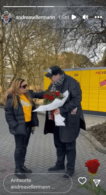 Andreas Ellermann überreicht Patricia Blanco zum Valentinstag einen Strauß roter Rosen.