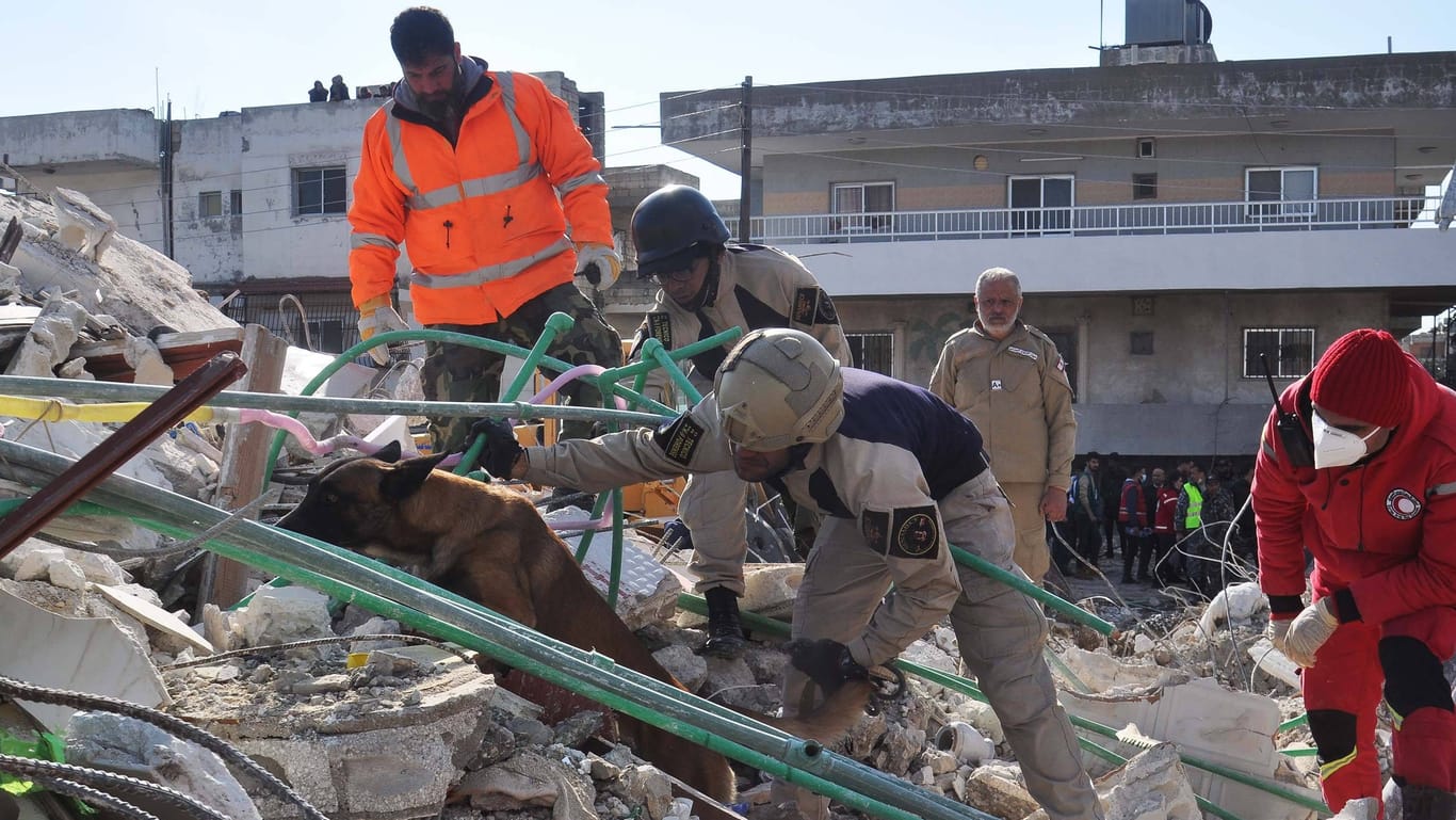 Rettungskräfte suchen nach Verschütteten: Die syrische Stadt Latakia wurde bereits von den schweren Erdbeben vor zehn Tagen stark getroffen.