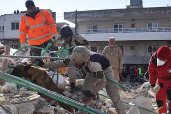 Rettungskräfte suchen nach Verschütteten: Die syrische Stadt Latakia wurde bereits von den schweren Erdbeben vor zehn Tagen stark getroffen.