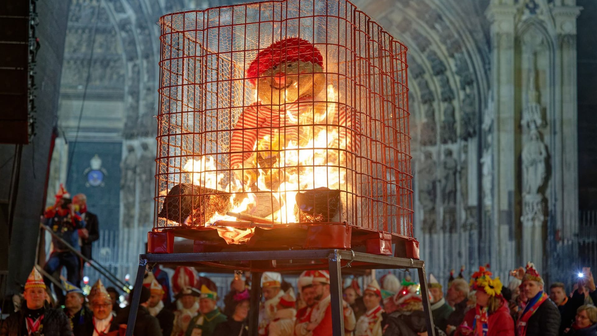 Köln: Karnevalisten beobachten die "Nubbel-Verbrennung" vor dem Kölner Dom.