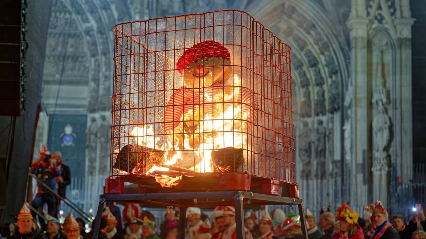 Köln: Karnevalisten beobachten die "Nubbel-Verbrennung" vor dem Kölner Dom.