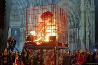 Köln: Karnevalisten beobachten die "Nubbel-Verbrennung" vor dem Kölner Dom.