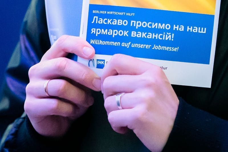 Frau mit Broschüre in ukrainischer Sprache einer Jobmesse: Die Zahl der Beschäftigten aus der Ukraine wird wohl in den nächsten Wochen und Monaten deutlich steigen.