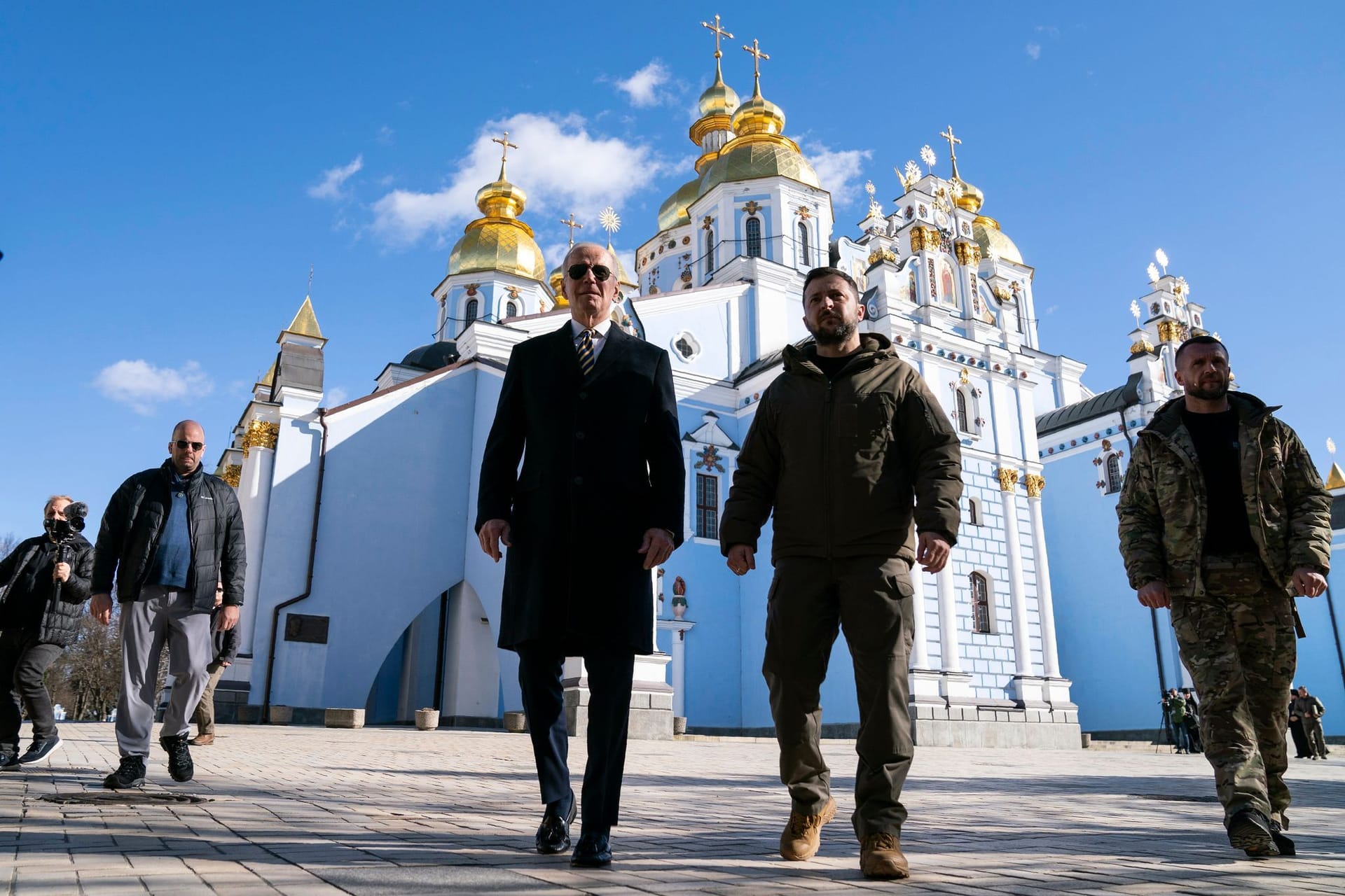 Zusammen mit Präsident Wolodymyr Selenskyj besuchte er die Sophienkathedrale und gedachte der ukrainischen Gefallenen. Trotz eines zwischenzeitlichen Luftalarms spazierten die beiden Staatschefs gemeinsam durch die Stadt.
