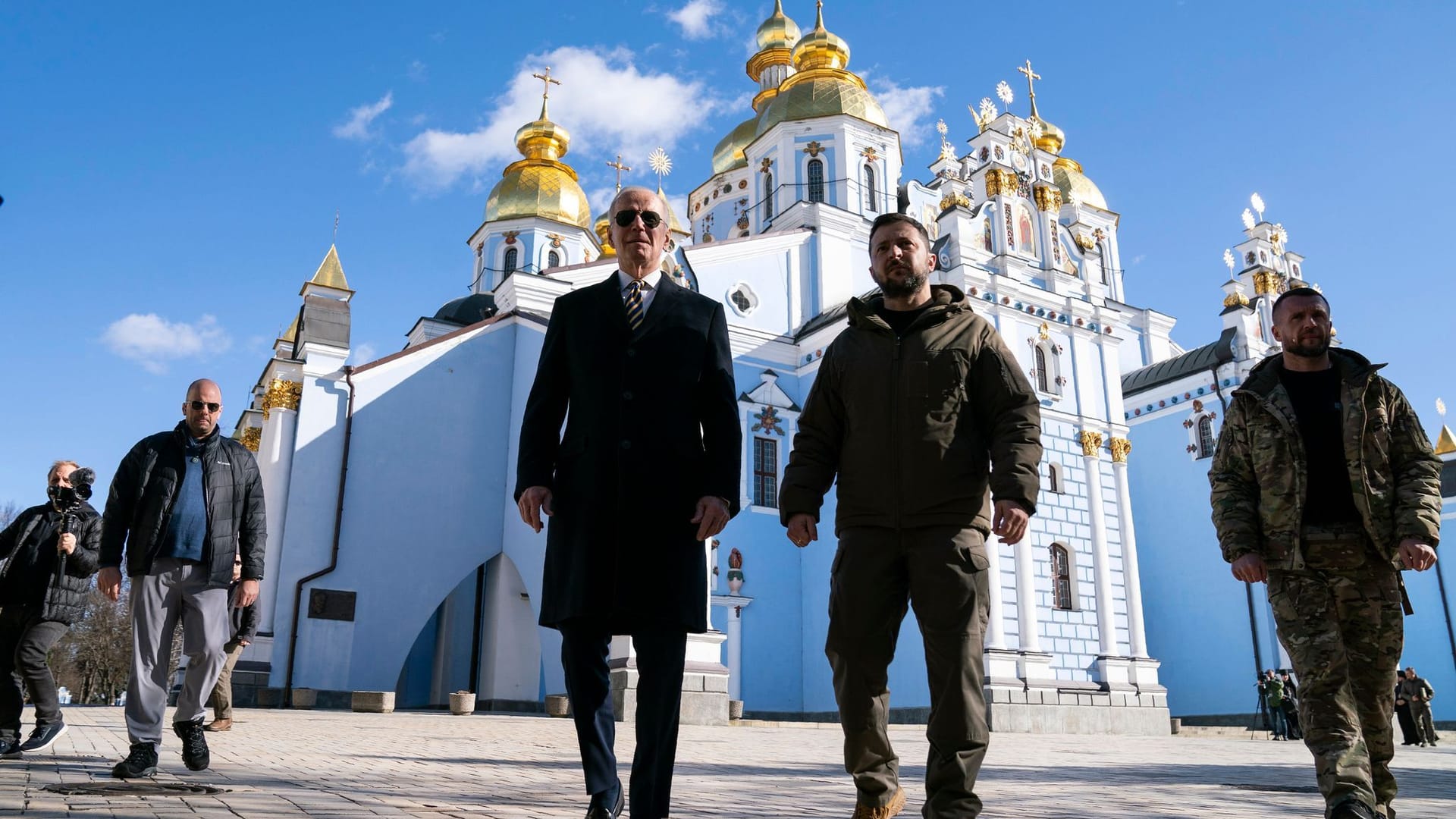 Zusammen mit Präsident Wolodymyr Selenskyj besuchte er die Sophienkathedrale und gedachte der ukrainischen Gefallenen. Trotz eines zwischenzeitlichen Luftalarms spazierten die beiden Staatschefs gemeinsam durch die Stadt.