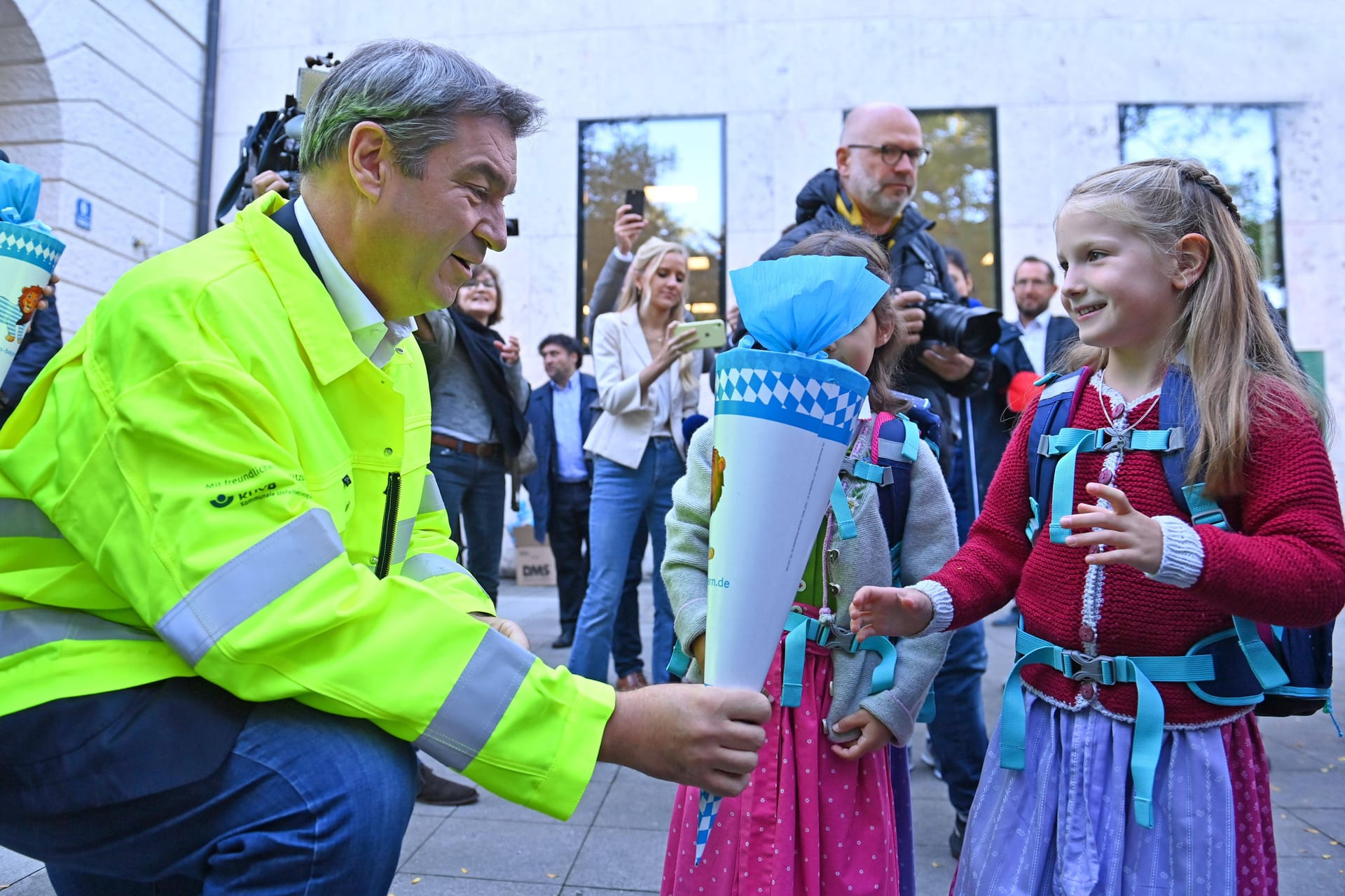 Ministerpräsident Markus Söder als Schülerlotse (Archivbild): Der bayerische Elternverband wirft dem CSU-Vorsitzenden nun massive Fehler vor.