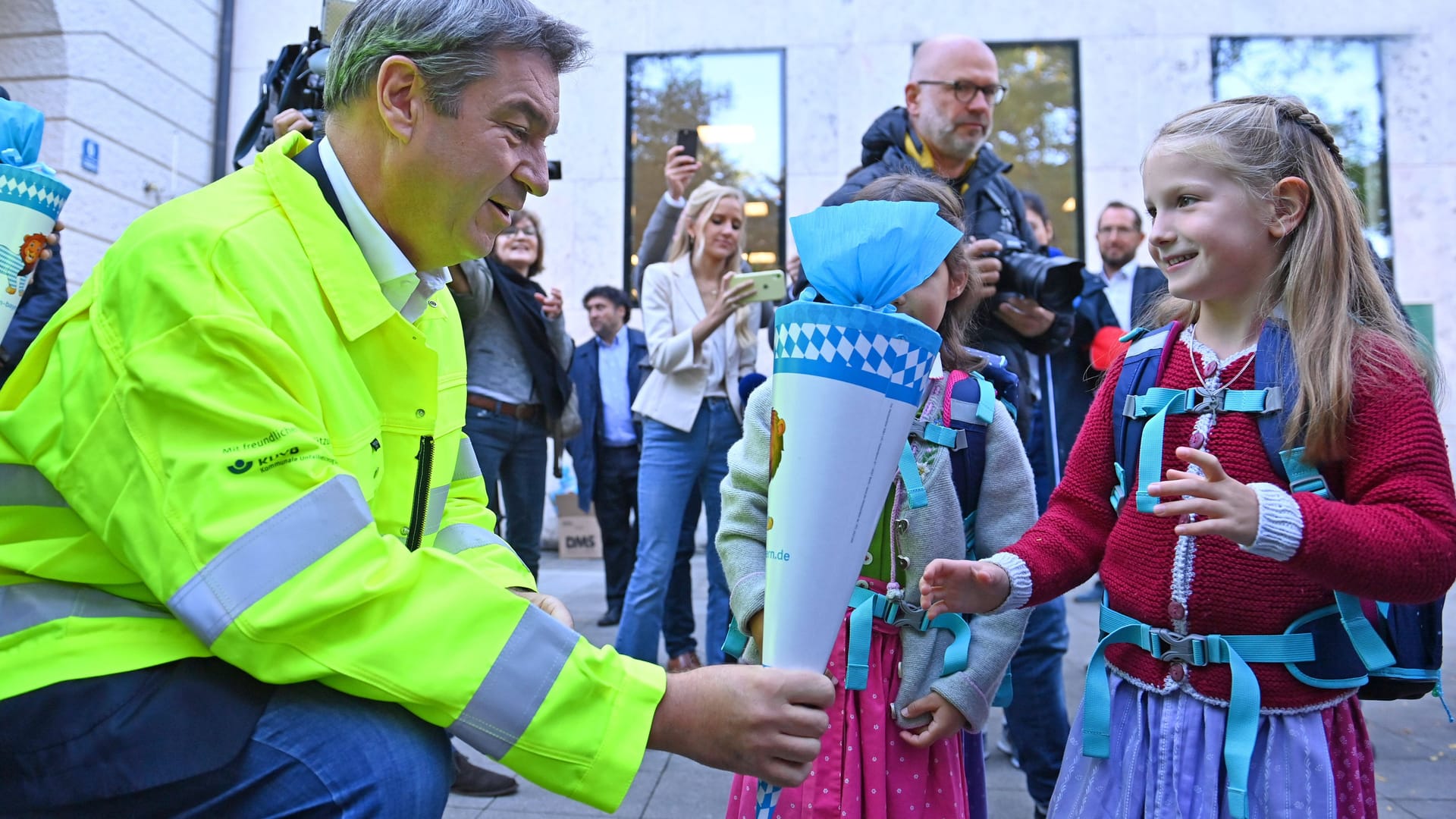 Ministerpräsident Markus Söder als Schülerlotse (Archivbild): Der bayerische Elternverband wirft dem CSU-Vorsitzenden nun massive Fehler vor.