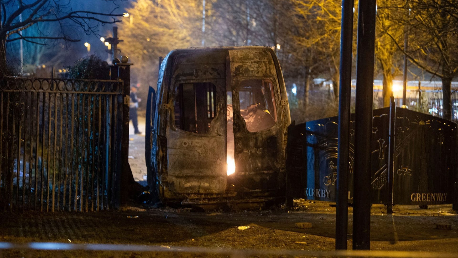 Ausgebrannter Polizeiwagen nach Krawallen gegen den Zuzug von Migranten in England.