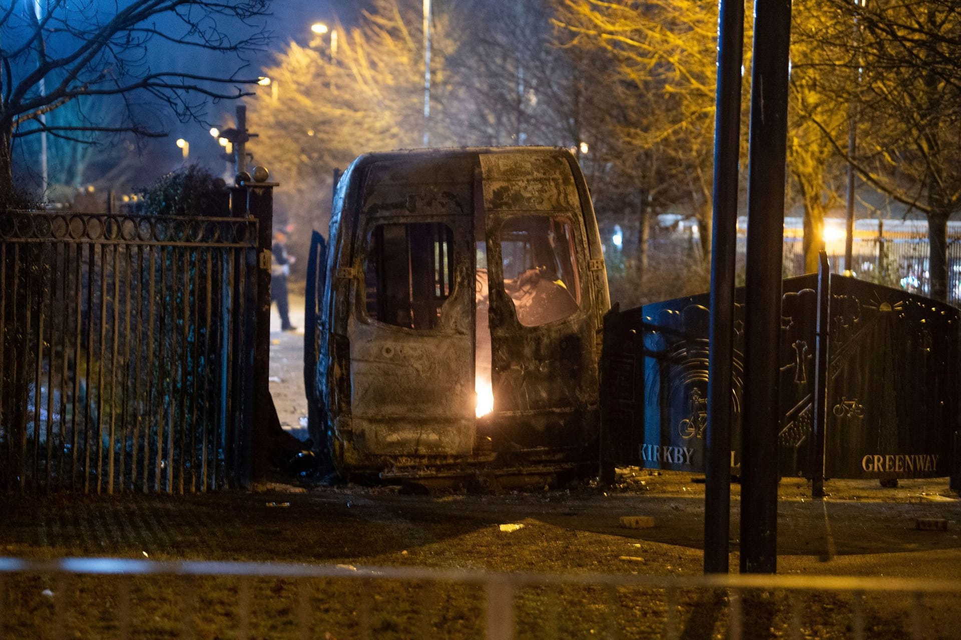 Ausgebrannter Polizeiwagen nach Krawallen gegen den Zuzug von Migranten in England.