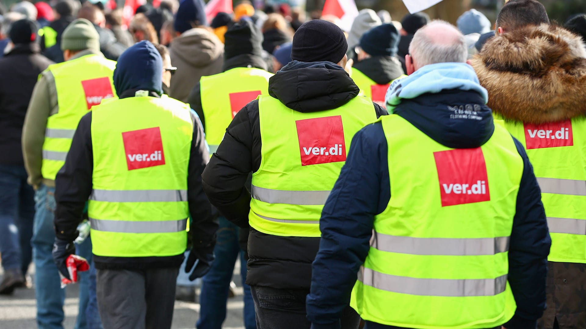 Teilnehmer einer Verdi-Kundgebung: Am kommenden Freitag soll es für zahlreiche Angestellte im öffentlichen Dienst wieder auf die Straße gehen.