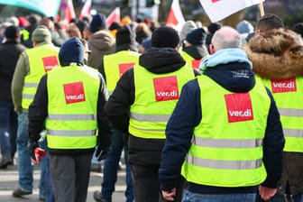 Teilnehmer einer Verdi-Kundgebung: Am kommenden Freitag soll es für zahlreiche Angestellte im öffentlichen Dienst wieder auf die Straße gehen.