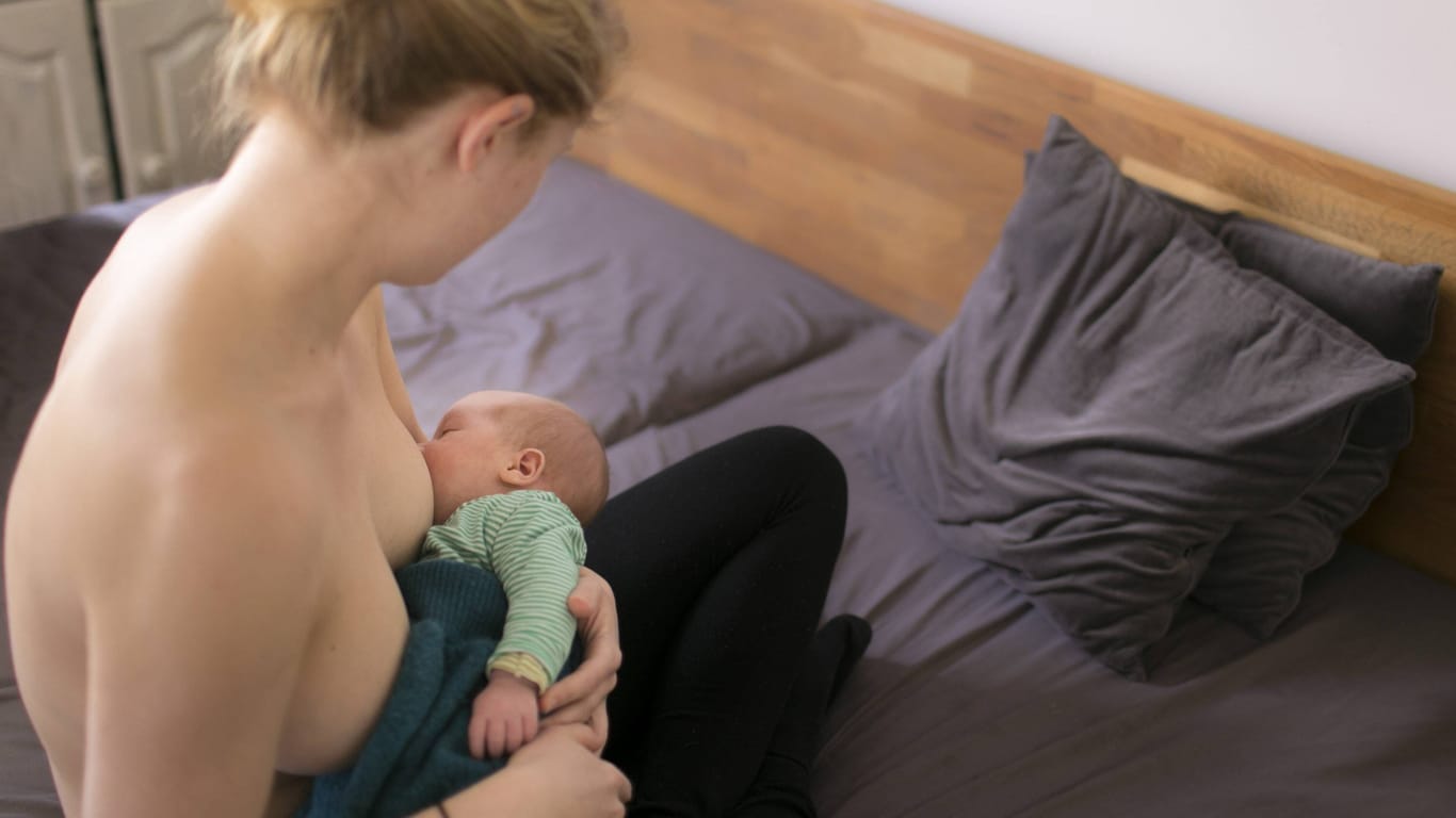 Eine junge Mutter stillt ihren Säugling (Symbolbild): PFAS findet sich vielfach auch in menschlichem Blut und in Muttermilch.