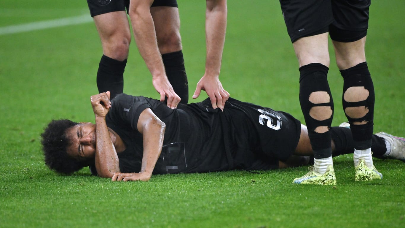 Karim Adeyemi am Boden: Der BVB-Jungstar verletzte sich und musste ausgewechselt werden.