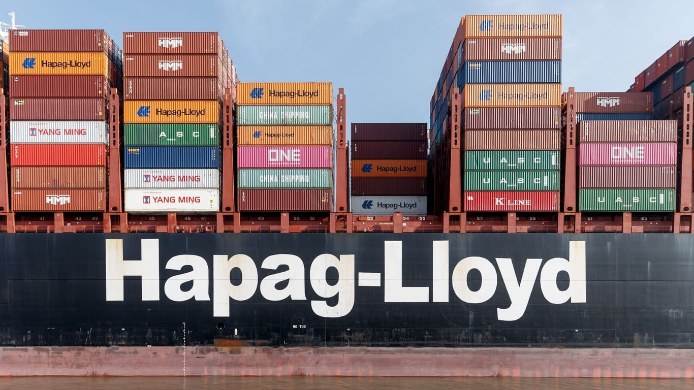 Der Schriftzug "Hapag-Lloyd" auf einem Containerschiff: Der Hamburger Konzern steht wirtschaftlich gut da.