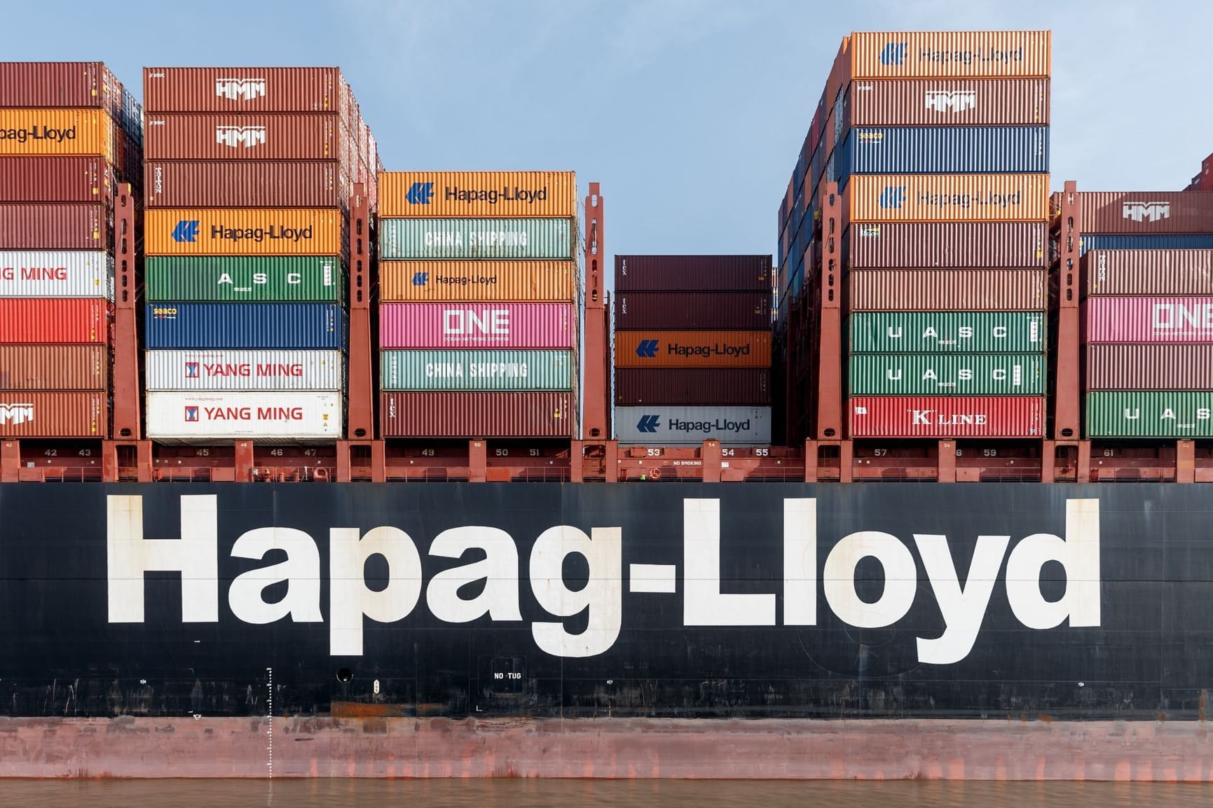 Der Schriftzug "Hapag-Lloyd" auf einem Containerschiff: Der Hamburger Konzern steht wirtschaftlich gut da.