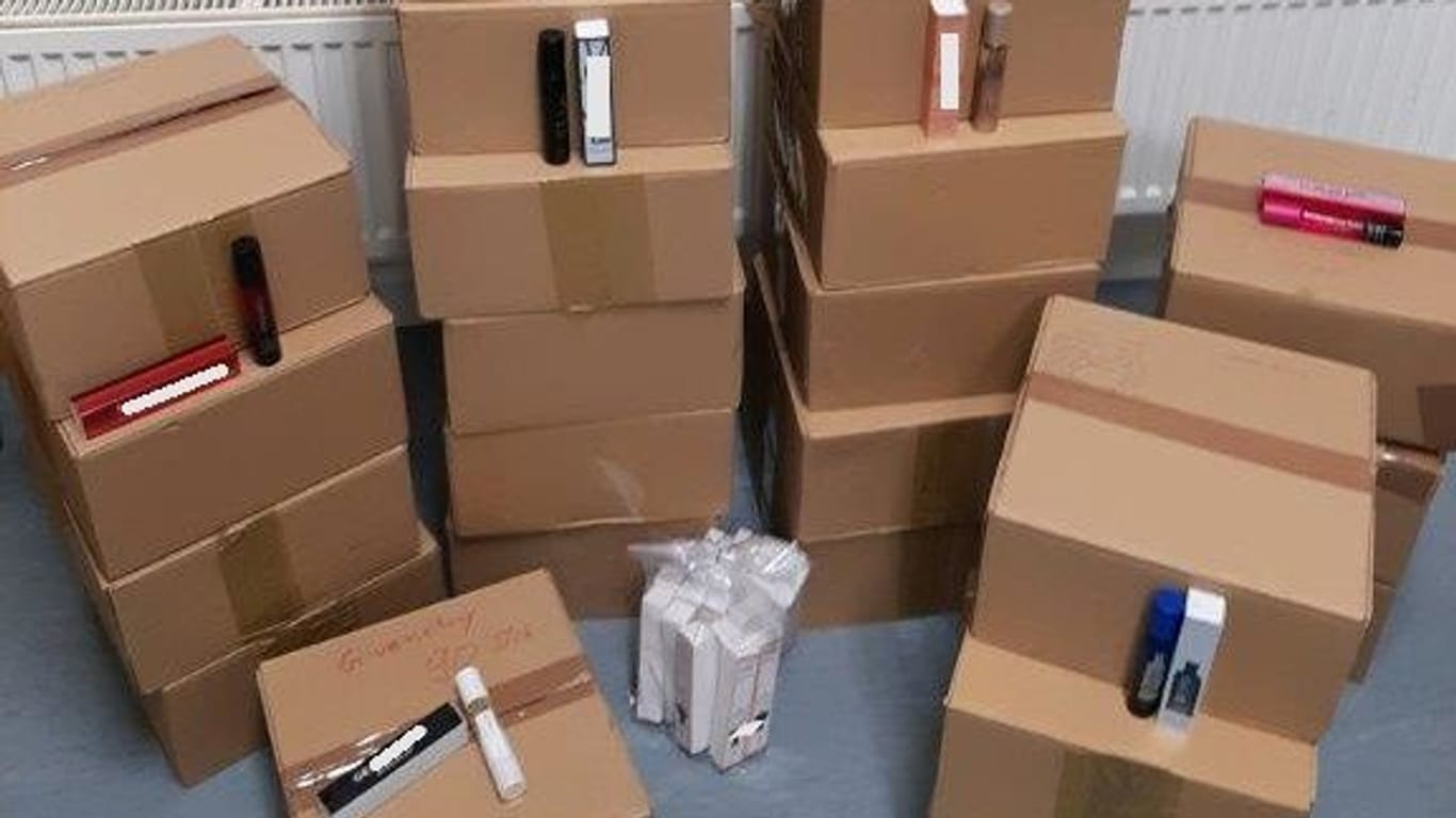 In diesen Kartons befanden sich 2.400 Parfümtester namhafter Markenhersteller mit je 33 Milliliter verschiedener Marken. Die Flüssigkeit in den Testern ist exakt die gleiche wie bei den Originaldüften.