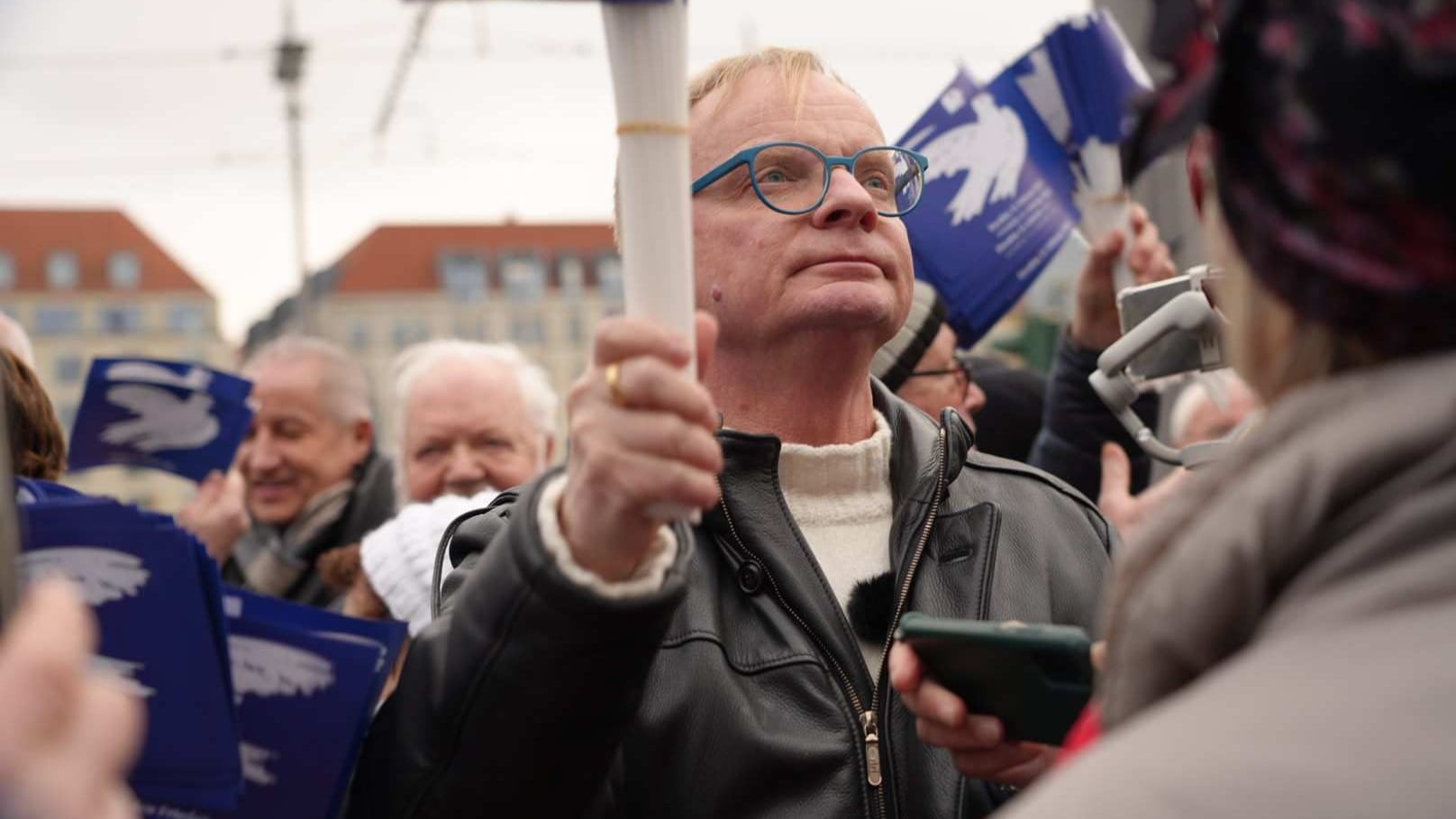 Die Anziehungskraft von Uwe Steimle ist groß: Um 16 Uhr ist der gesamte Vorplatz des Kulturpalastes voll.