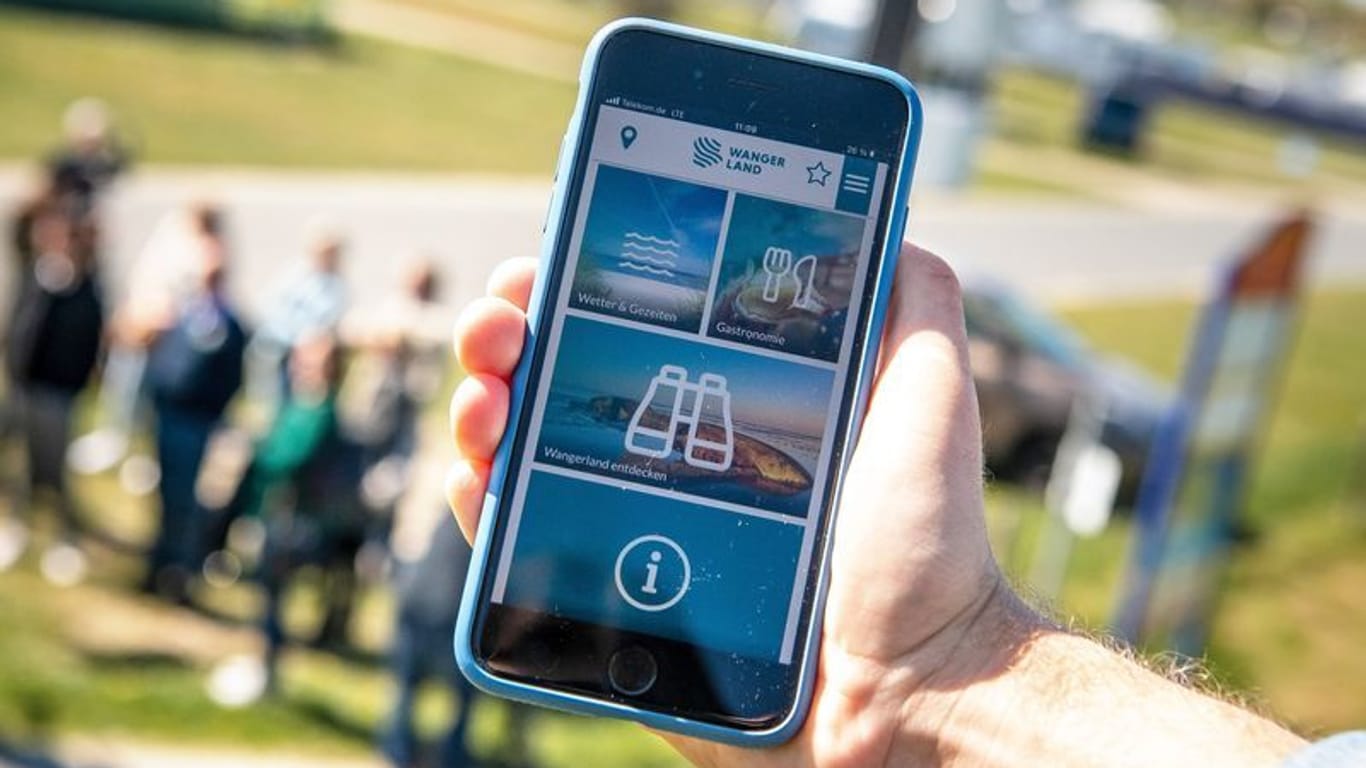 Die App des digitalen Besuchermanagementsystems wird auf einem Smartphone angezeigt: Der Nordsee-Urlaub könnte damit entspannter werden.