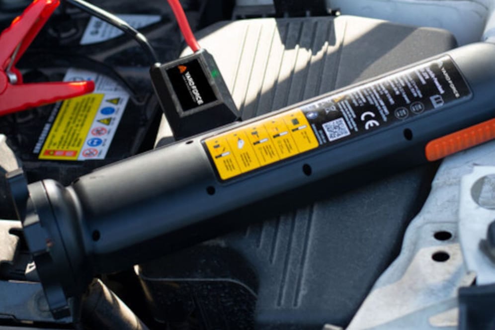 Das Starthilfegerät hilft bei einer schlappen Batterie und kann auch als Taschenlampe und Notlicht benutzt werden.