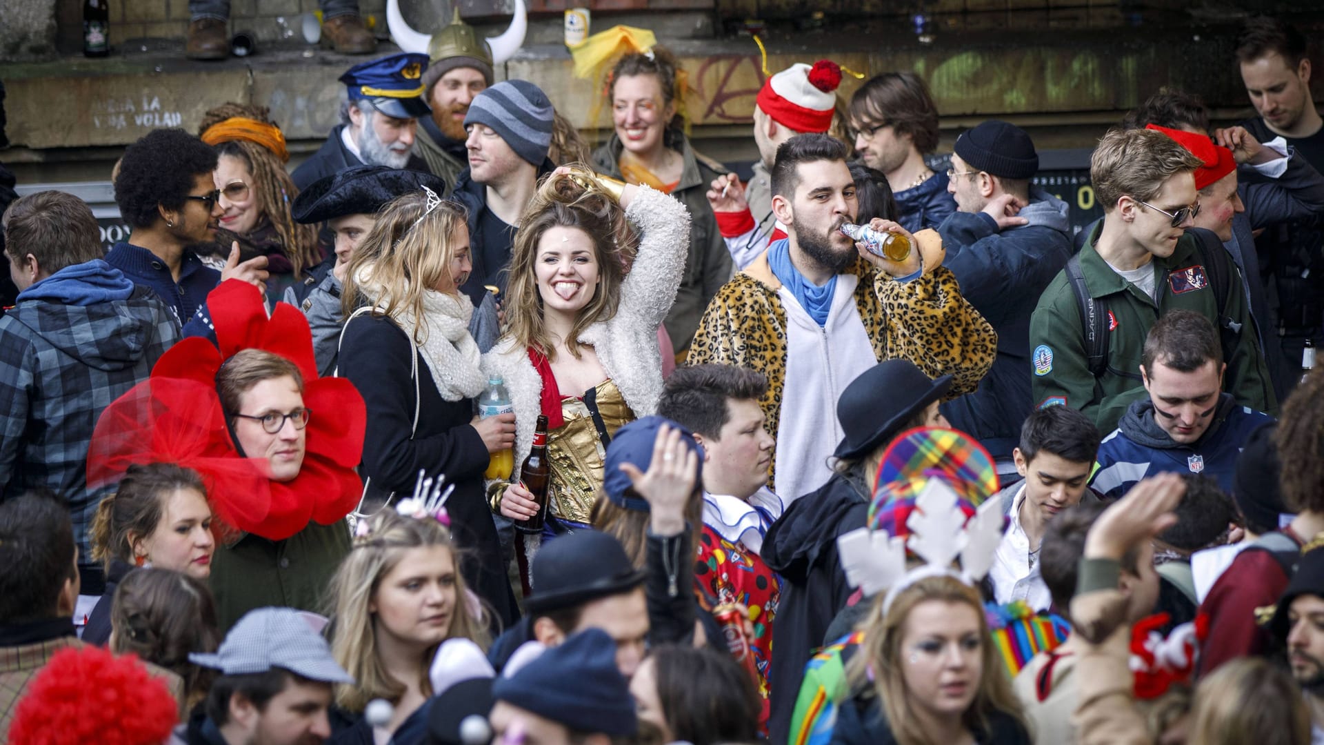 Jecken beim Karneval in der Kölner Innenstadt (Archivbild): Sexualisierte Gewalt ist in der 5. Jahreszeit ein großes Problem.