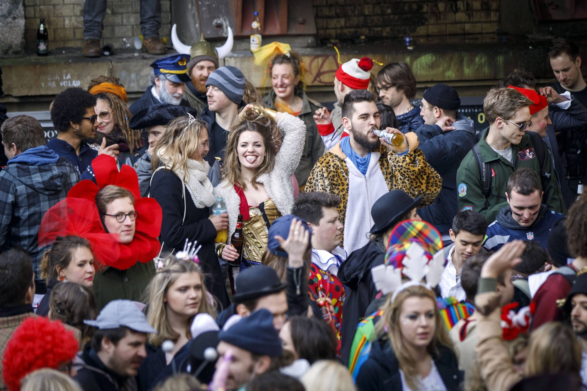 Jecken beim Karneval in der Kölner Innenstadt (Archivbild): Sexualisierte Gewalt ist in der 5. Jahreszeit ein großes Problem.