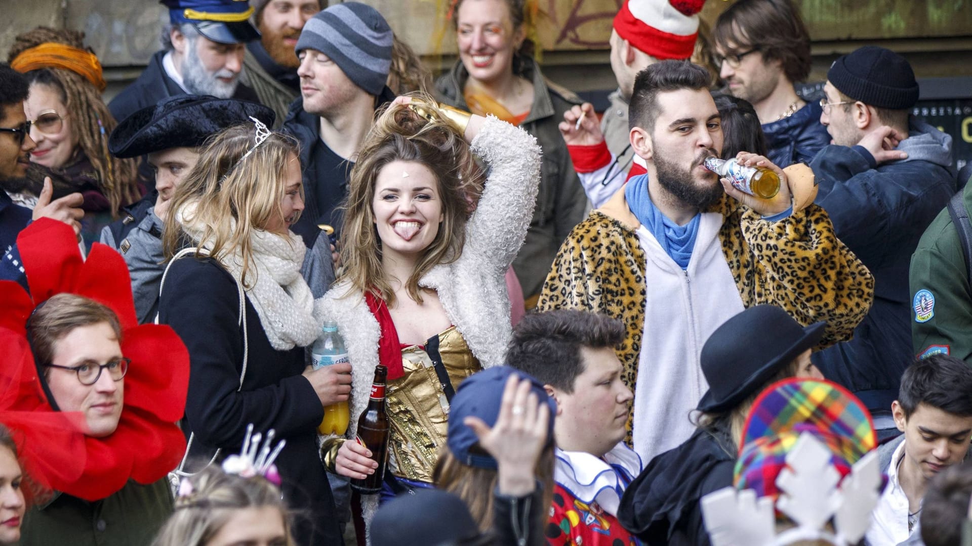 Jecken beim Karneval in der Kölner Innenstadt (Archivbild): Sexualisierte Gewalt ist in der 5. Jahreszeit ein großes Problem.