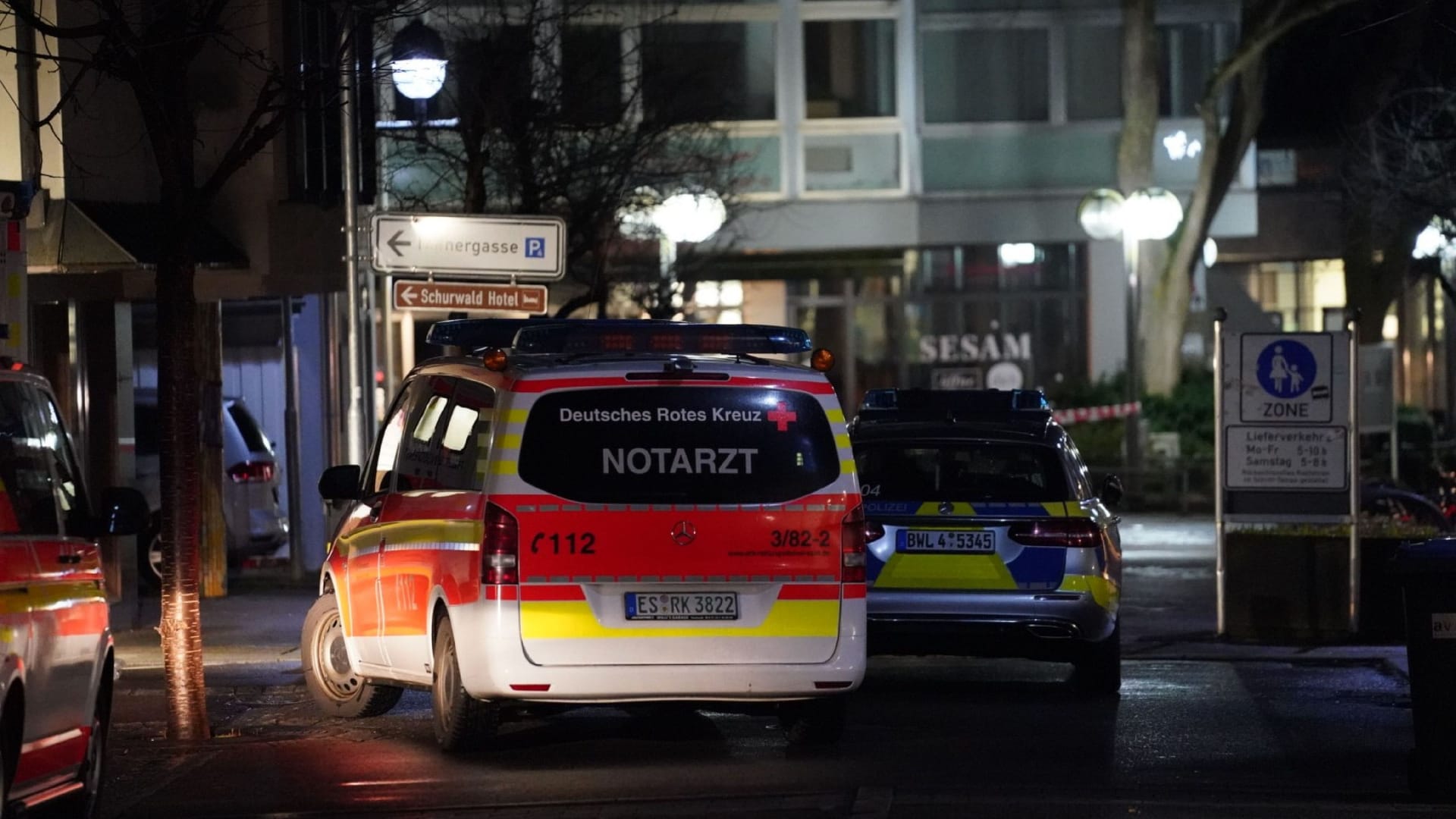 Plochingen: Fahrzeuge von Polizei und Rotem Kreuz stehen in der Nähe des Tatorts.