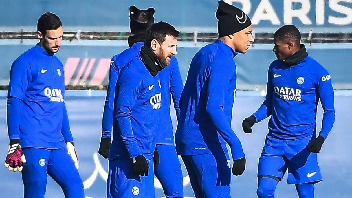 Lionel Messi (Mitte, links) und Kylian Mbappé (Mitte, rechts): Die beiden angeschlagenen Superstars konnten am Montag am Abschlusstraining von Paris Saint-Germain teilnehmen.