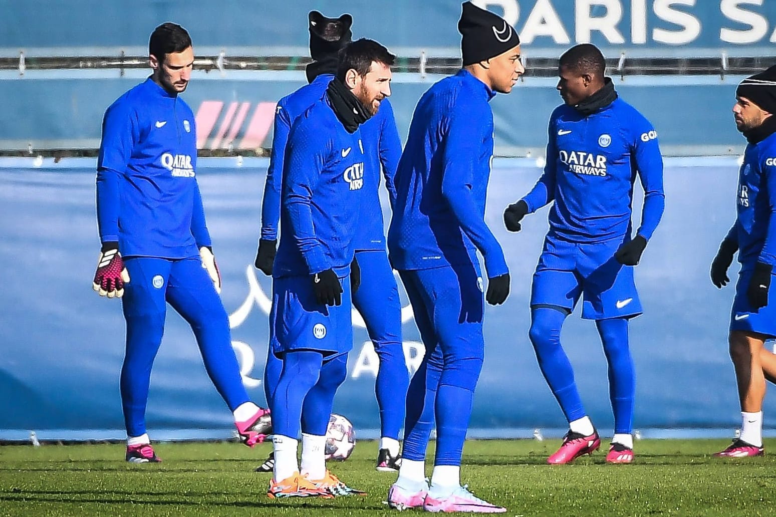 Lionel Messi (Mitte, links) und Kylian Mbappé (Mitte, rechts): Die beiden angeschlagenen Superstars konnten am Montag am Abschlusstraining von Paris Saint-Germain teilnehmen.