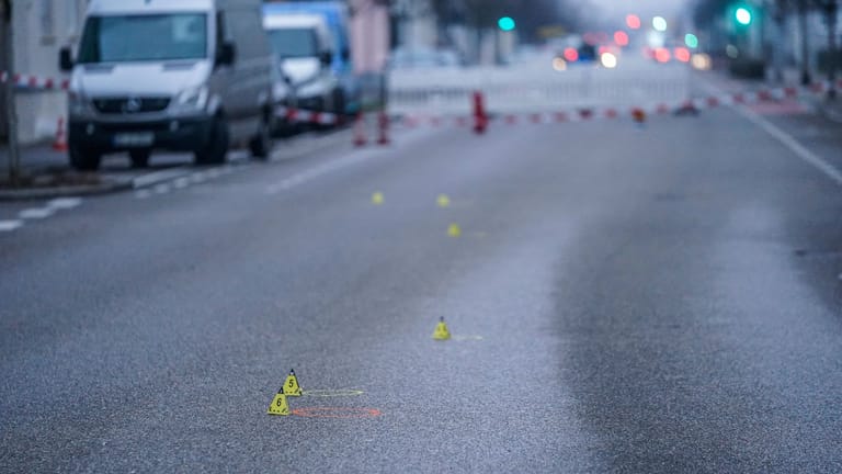Polizeimarkierungen auf der Straße: In Eislingen wurde mehrfach auf eine 21-Jährige geschossen.