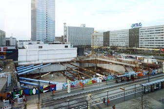 Grube der Covivio Baustelle am Alexanderplatz (Archivbild): Am Montag kommen Vertreter zusammen, um über die Zukunft des U-Bahntunnels zu diskutieren.
