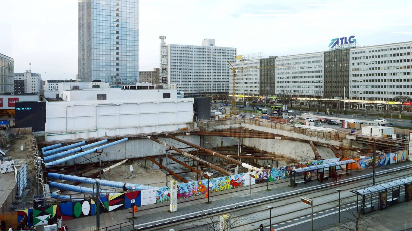 Grube der Covivio Baustelle am Alexanderplatz (Archivbild): Am Montag kommen Vertreter zusammen, um über die Zukunft des U-Bahntunnels zu diskutieren.