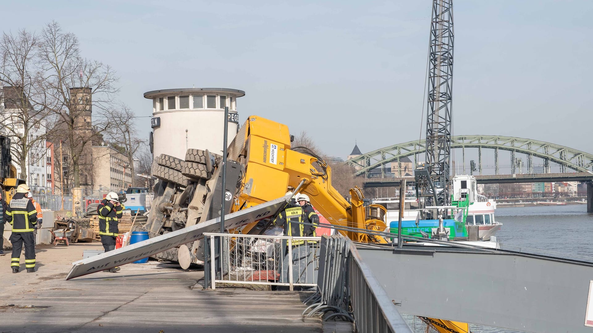 Kölner Altstadt: An der Frankenwerft ist ein Kran in den Rhein gekippt.
