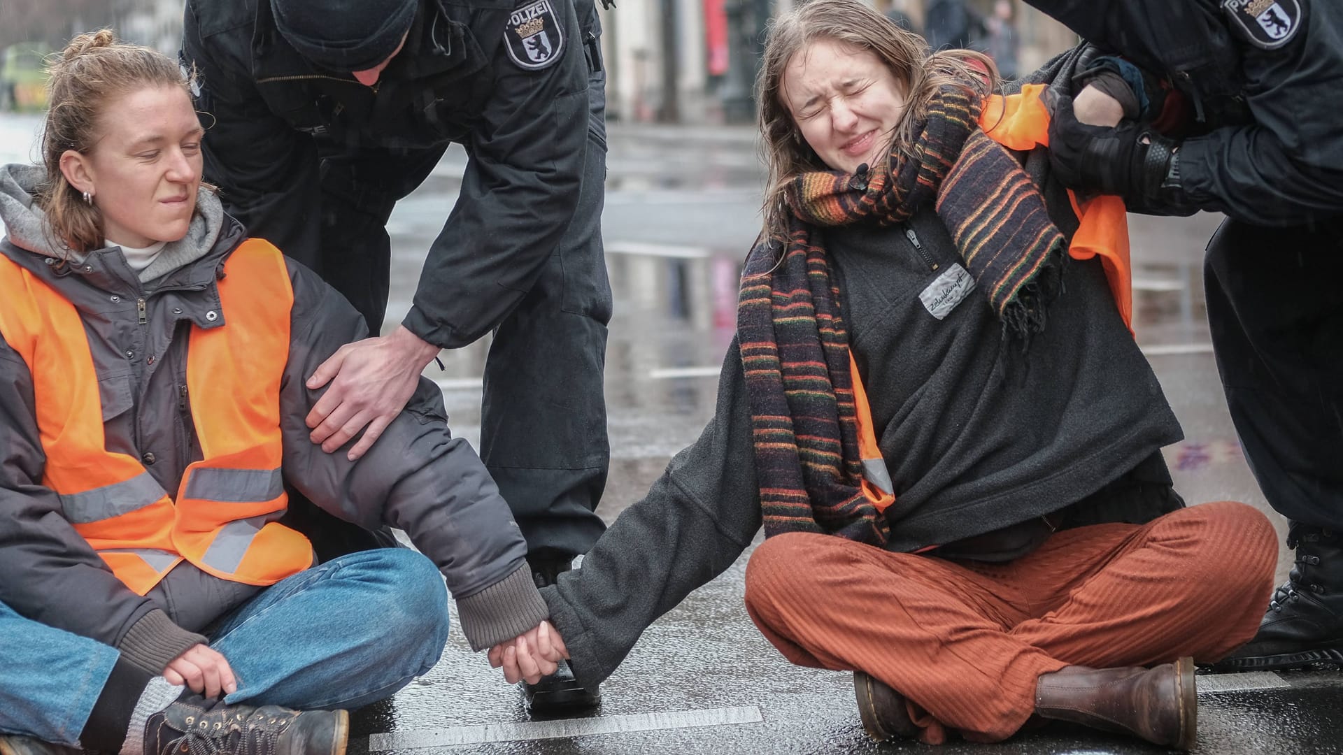 Klimaaktivistinnen der "Letzten Generation" (Archivbild): Sie verteidigen ihre Straßenblockaden.