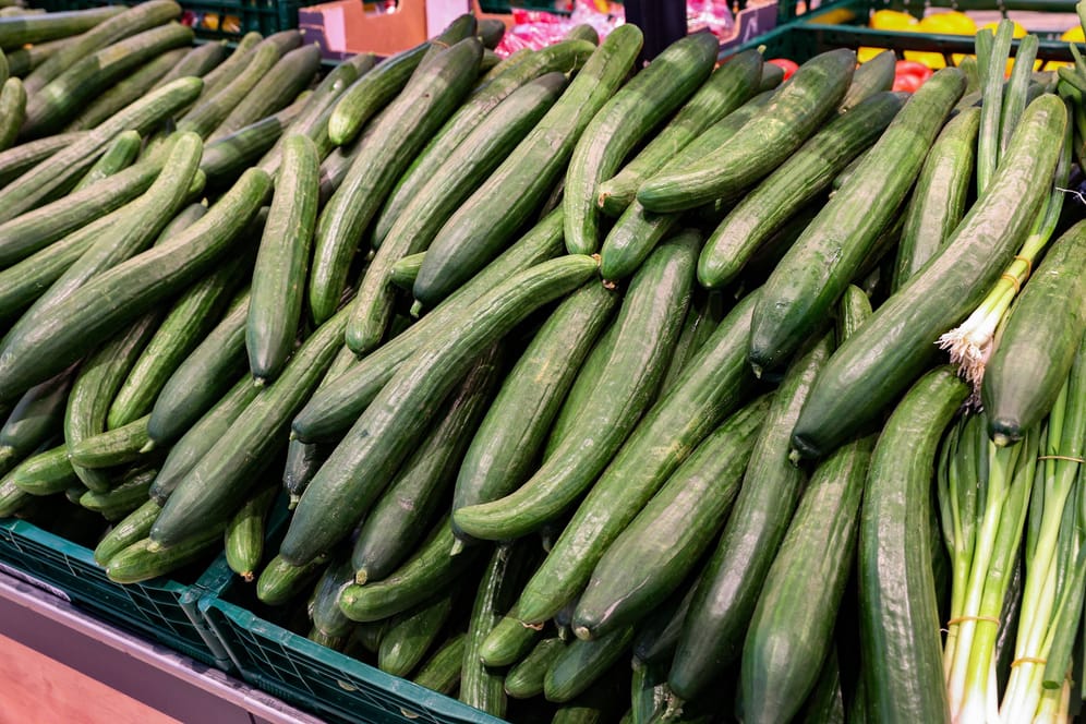 Salatgurken im Supermarkt (Symbolbild): Die Preise schießen gerade durch die Decke.