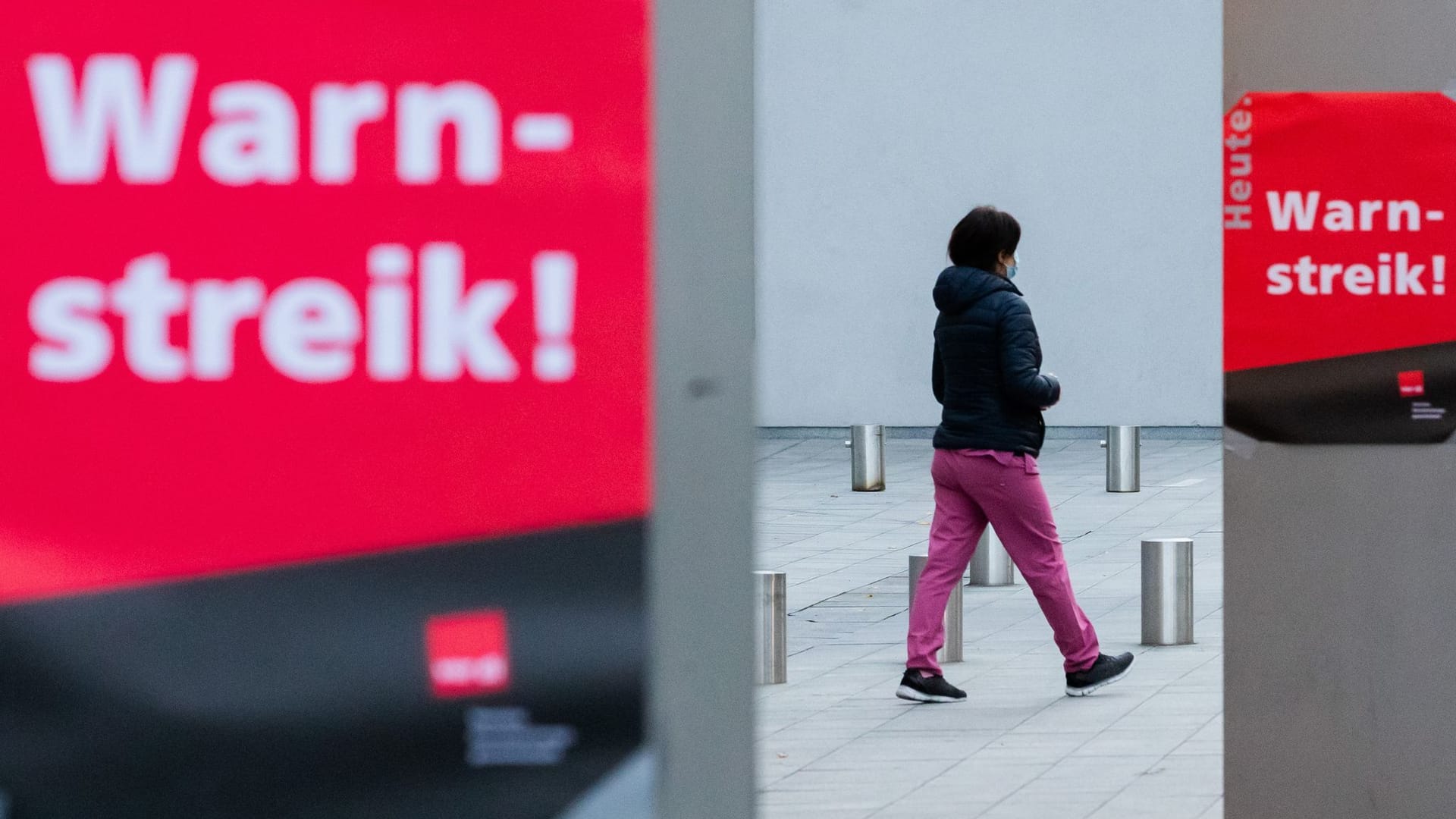 Plakate zum Warnstreik (Symbolbild): In Köln wird am Donnerstag die Stadtverwaltung bestreikt.