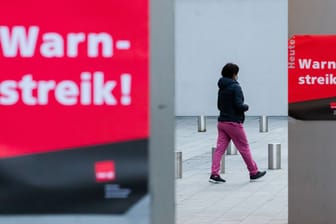 Plakate zum Warnstreik (Symbolbild): In Köln wird am Donnerstag die Stadtverwaltung bestreikt.
