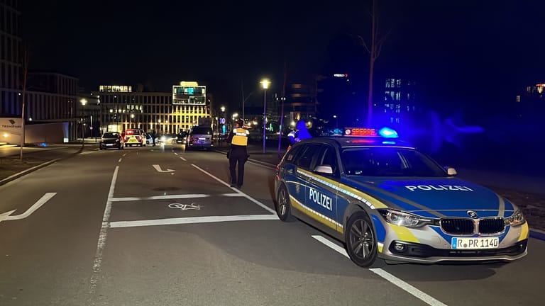 Die Polizei in Regensburg sperrt den Bereich um das Auto eines mutmaßlichen Rasers ab.,