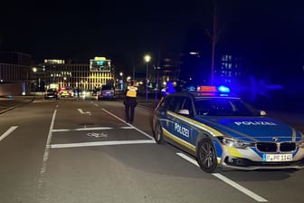 Die Polizei in Regensburg sperrt den Bereich um das Auto eines mutmaßlichen Rasers ab.,