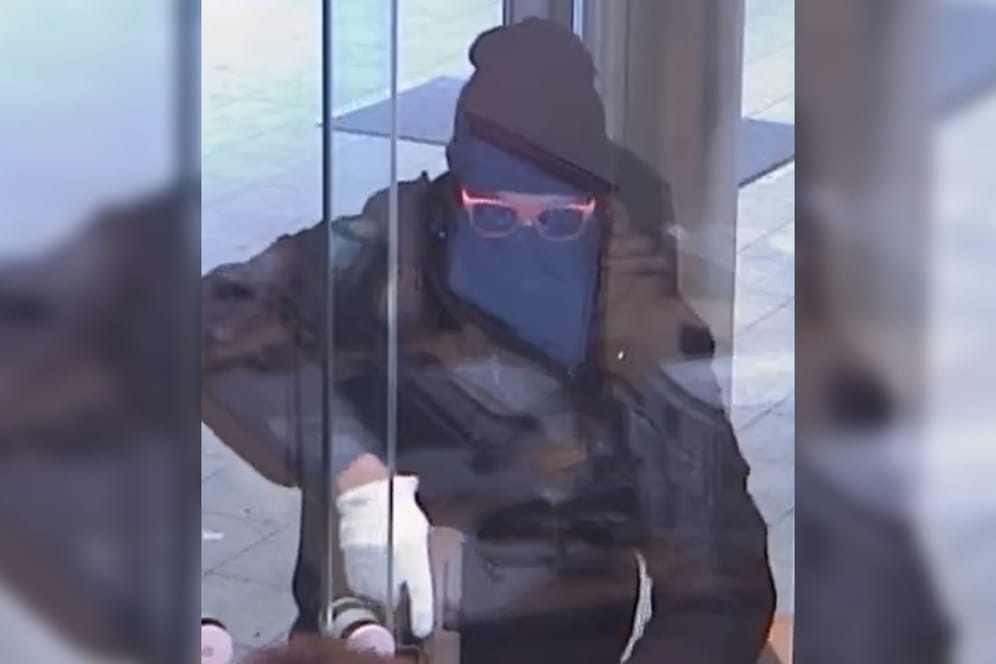 Foto des Bankräubers: Mit dieser Aufnahme fahndet die Polizei nach dem Unbekannten, der im Februar 2022 eine Bank in Reutlingen überfallen hat.