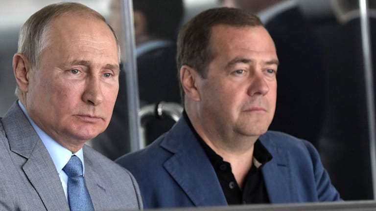 Wladimir Putin und Dimitri Medwedew (Archivbild): Deutschland hätte sich besser gegen die russische Aggression wappnen können, sagt EX-BND-Agent Gerhard Conrad.