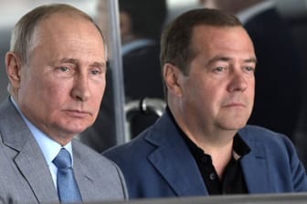 Wladimir Putin und Dimitri Medwedew (Archivbild): Deutschland hätte sich besser gegen die russische Aggression wappnen können, sagt EX-BND-Agent Gerhard Conrad.