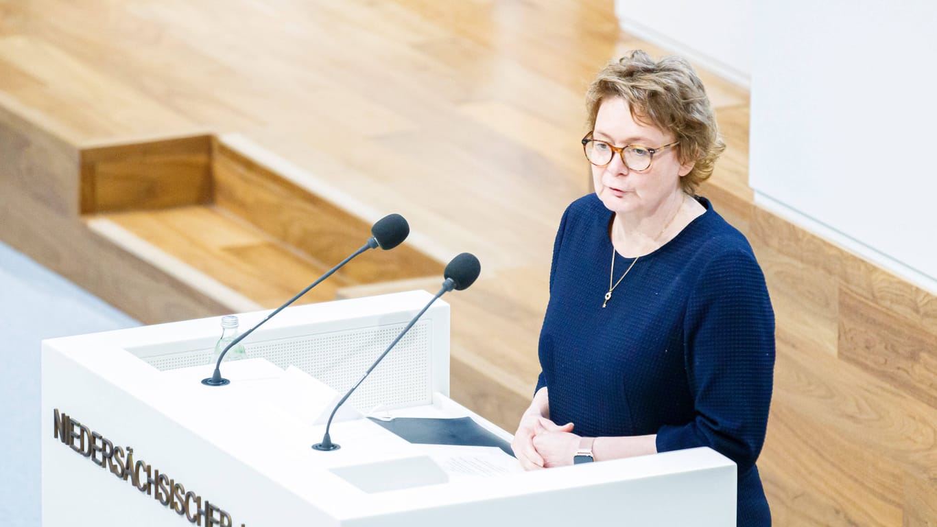 Daniela Behrens spricht im Landtag (Archivbild): Setzen Rettungskräfte in Niedersachsen demnächst Bodycams ein?