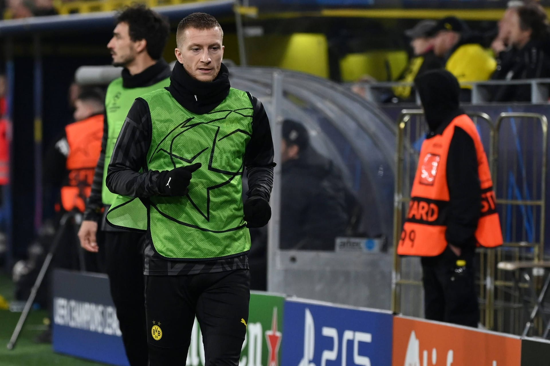 Status quo beim BVB: Kapitän Marco Reus läuft sich – wie hier gegen Chelsea – warm, während die Kollegen auf dem Rasen um den Sieg kämpfen. Im Hintergrund sein Stellvertreter Mats Hummels.