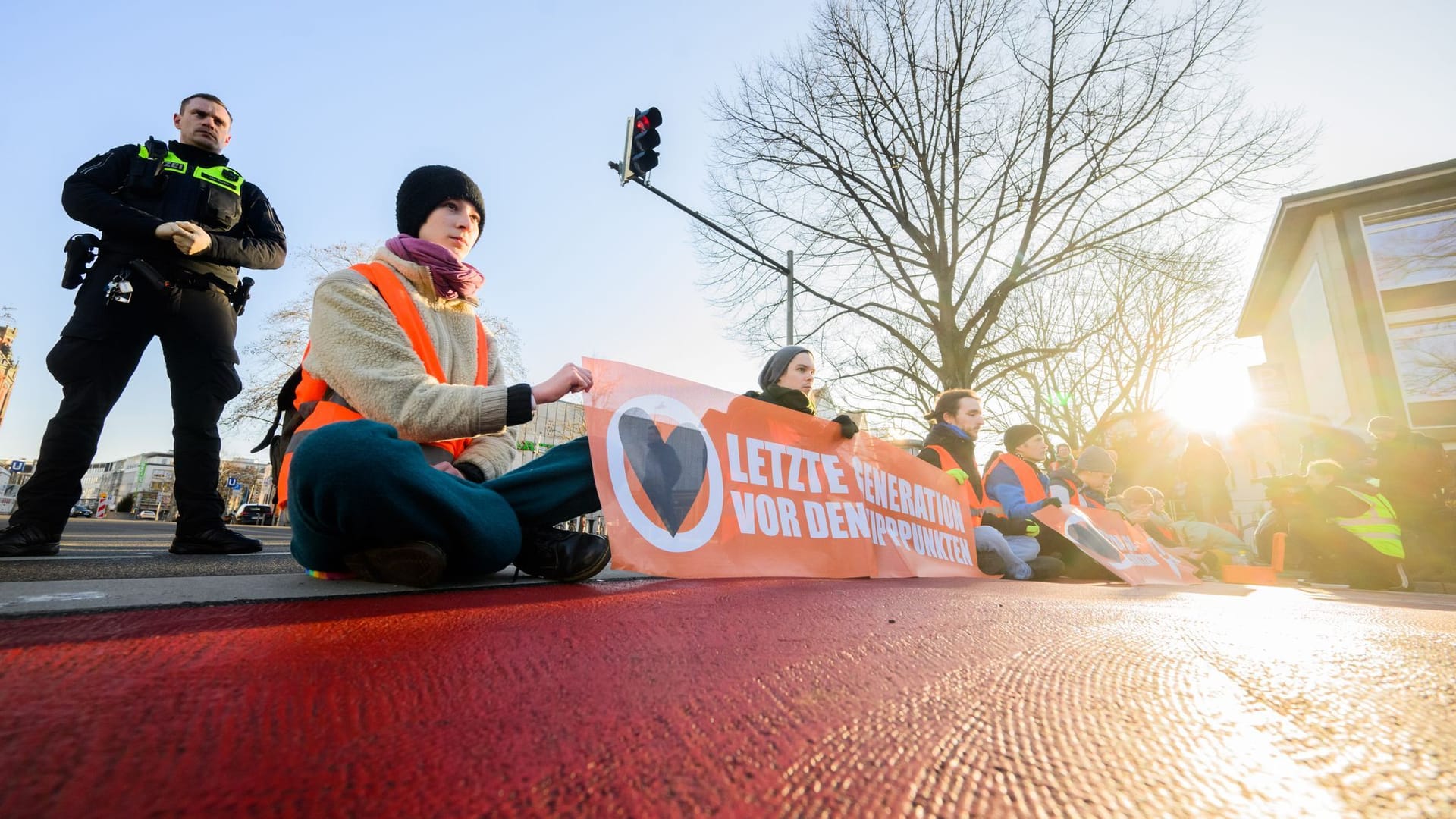 urn:newsml:dpa.com:2009010Aktivisten der "Letzten Generation" in Hannover (Archivbild): Laut Olaf Lies könne der "Kraftakt" Klimawandel nur im Dialog überwunden werden.1:230214-921-003668