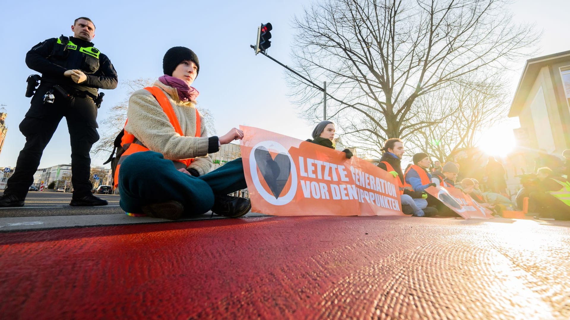 urn:newsml:dpa.com:2009010Aktivisten der "Letzten Generation" in Hannover (Archivbild): Laut Olaf Lies könne der "Kraftakt" Klimawandel nur im Dialog überwunden werden.1:230214-921-003668