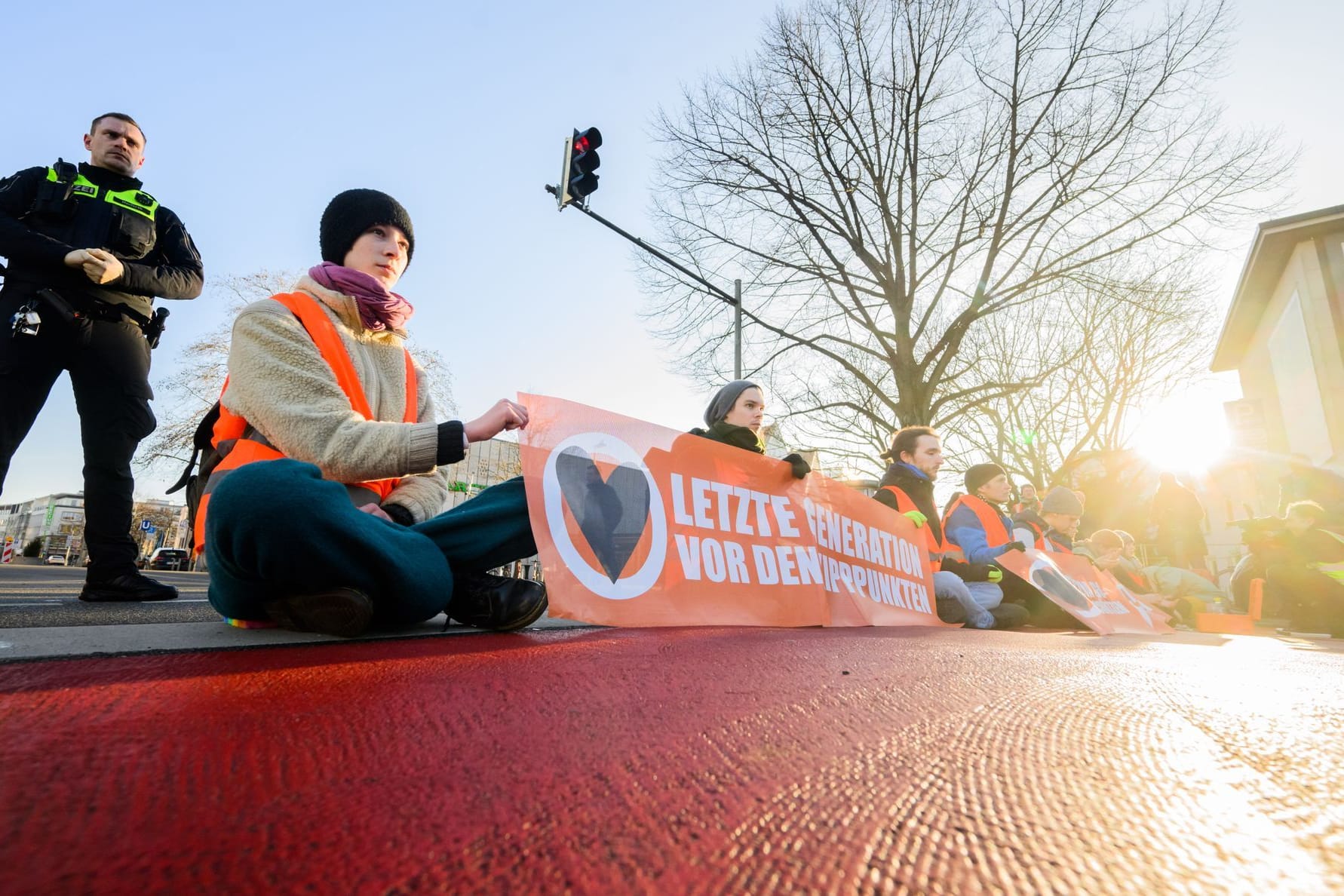 urn:newsml:dpa.com:2009010Aktivisten der "Letzten Generation" in Hannover (Archivbild): Laut Olaf Lies könne der "Kraftakt" Klimawandel nur im Dialog überwunden werden.1:230214-921-003668