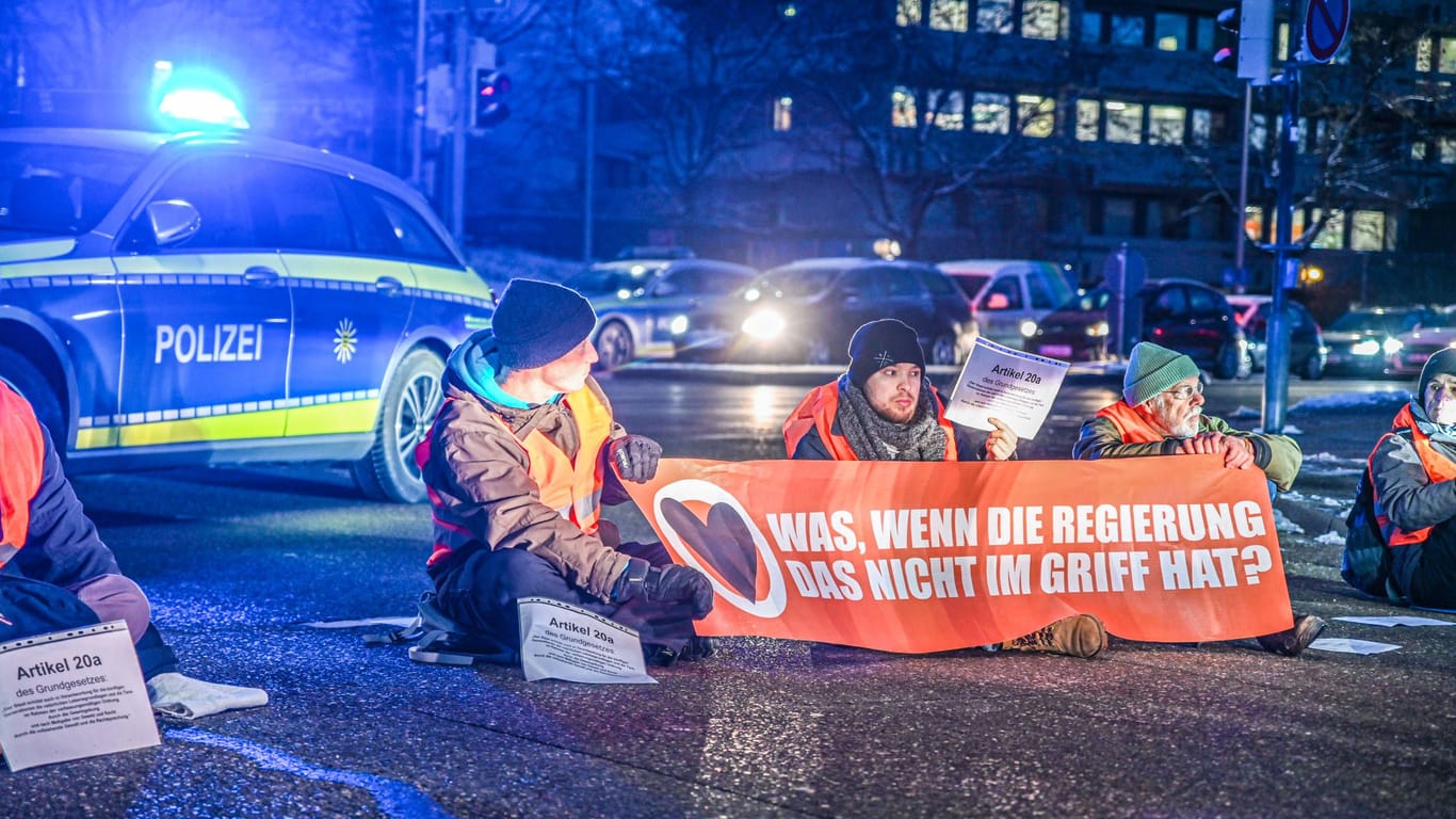 Eine Blockade der "Letzten Generation" (Archivbild): Zwei Aktivisten sind in Stuttgart nicht vor Gericht erschienen, sondern nach Thailand geflogen.