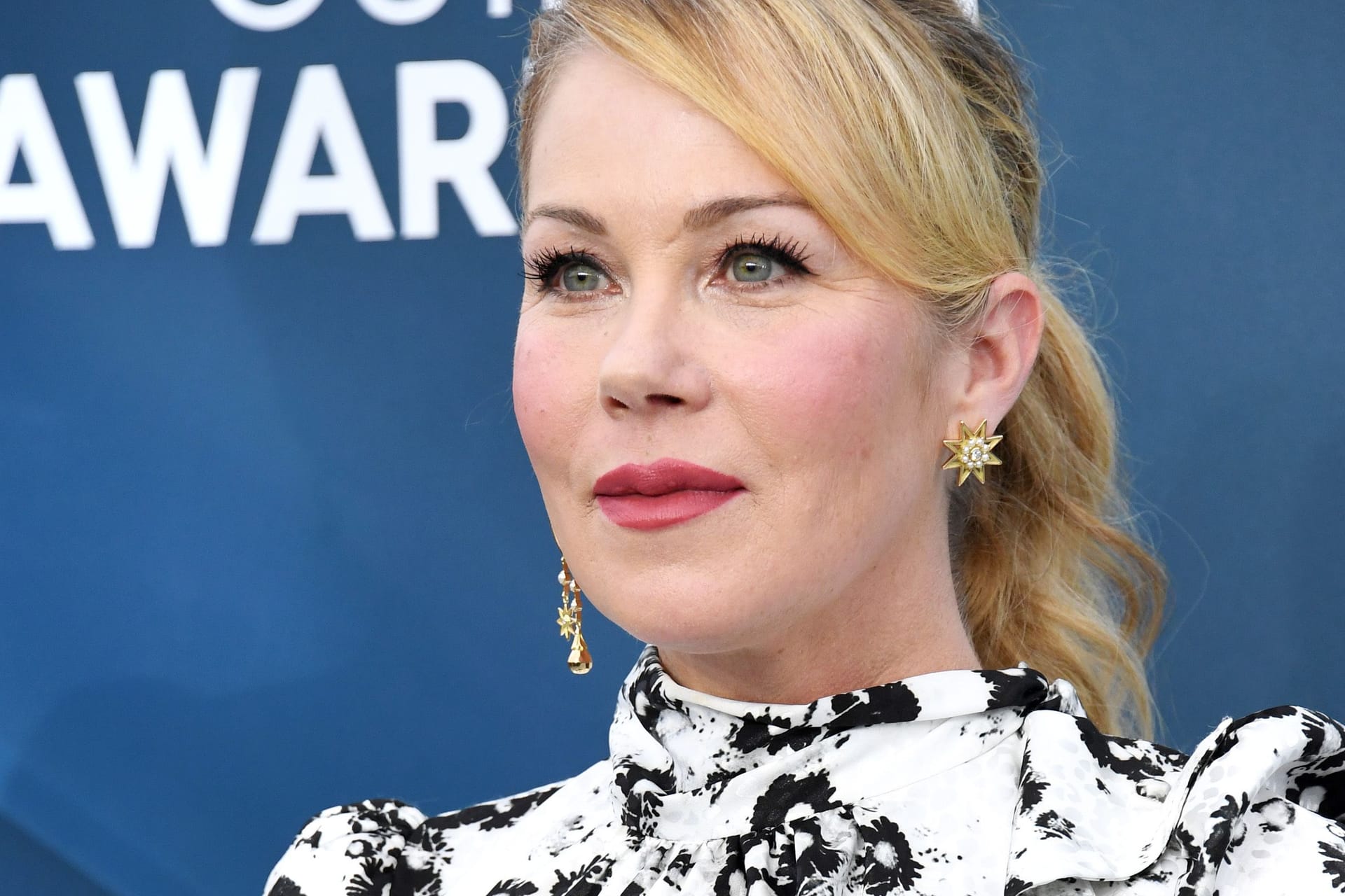 Christina Applegate: 2020 zeigte sie sich so auf dem roten Teppich.